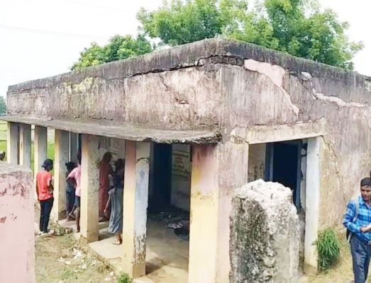 आधा हिस्सा खपरैल-खंडरनुमा स्कूल में पढ़ रहे 87 बच्चे