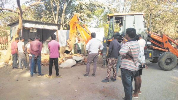 निगम अमला ने 5 बंद ठेला हटा उखाड़े बांस-बल्ली