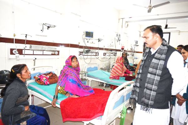 स्वास्थ्य मंत्री ने जिला अस्पताल का किया निरीक्षण