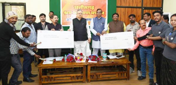 मजदूर परिवारों को छात्रवृत्ति  व योजनाओं का दिया लाभ