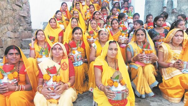 सात दिवसीय राम कथा व पांच कुंडीय गायत्री महायज्ञ का भव्य कलश यात्रा के साथ शुरू