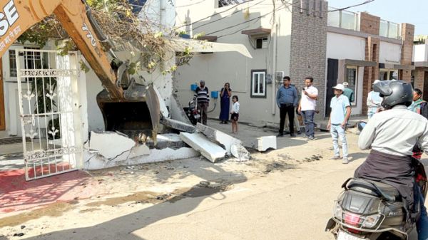 रिंग रोड नम्बर-1 में अनुमति के विपरीत नर्माणाधीन भवन को तोड़ा