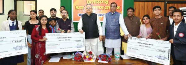 विस अध्यक्ष डॉ. रमन सिंह ने 6 हजार से अधिक श्रमिक परिवारों को दी योजनाओं की सौगात