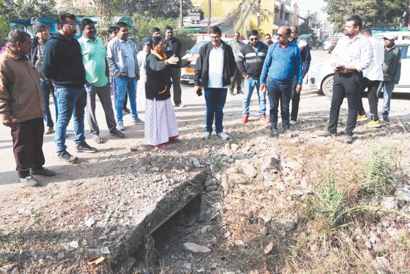 आयुक्त ने भ्रमण के दौरान नागरिकों की समस्या सुनी