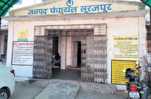 तबादले के छह माह बाद भी जपं सूरजपुर के सूचना बोर्ड पर नहीं बदला सीईओ का नाम