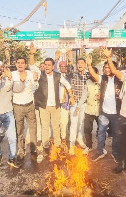  शिव मंदिर से मूर्ति चोरी, कांग्रेस ने गृह मंत्री का पुतला फूंका