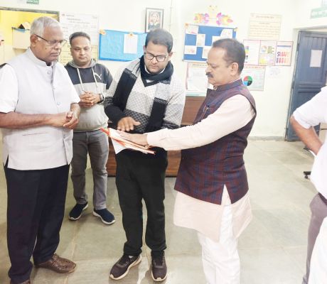 जिला पंचायत अध्यक्ष संजय पांडे द्वारा गोड़म चिकित्सालय का निरीक्षण