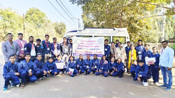 पड़ोसी राज्य के शैक्षणिक भ्रमण पर विद्यार्थी  सांसद ने झंडी दिखा किया रवाना