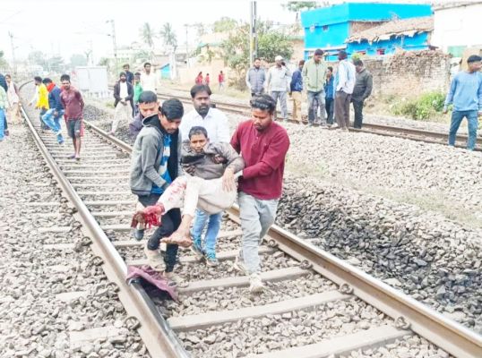 चलती ट्रेन से मोबाइल छीन यात्री को धक्का दिया, गंभीर