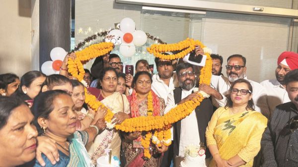 कांग्रेसियों ने फूलो देवी का जन्मदिन हर्षोल्लास से मनाया