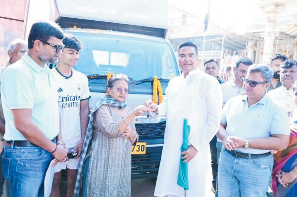 विधायक रिकेश सेन ने स्वर्ग रथ को दिखाई झंडी