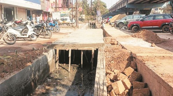 नाली निर्माण सहित रिटर्निंग वाल व पुलिया निर्माण जारी