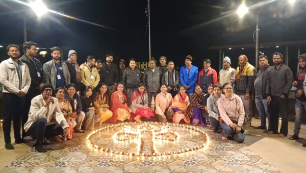 दीपोत्सव की शाम: कुटुंब ह्यूमैनिटी वेलफेयर ने दीपों से उकेरी त्रिशूल की भव्य आकृति