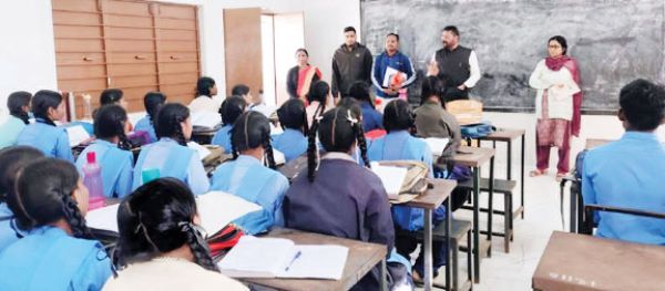   परीक्षा पर विद्यार्थियों से चर्चा