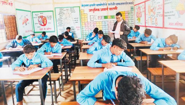 बोर्ड परीक्षाओं की तैयारियों को परखने औचक निरीक्षण पर निकले डीईओ