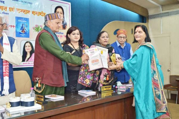 डॉ.प्रभा शुक्ला गोल्डन बुक ऑफ़  वल्र्ड रिकॉर्ड से अलंकृत