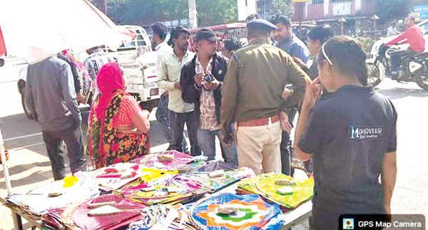 चाइनीज मांझा बेच रहे पतंग दुकानों पर कार्रवाई 10 हजार का जुर्माना 