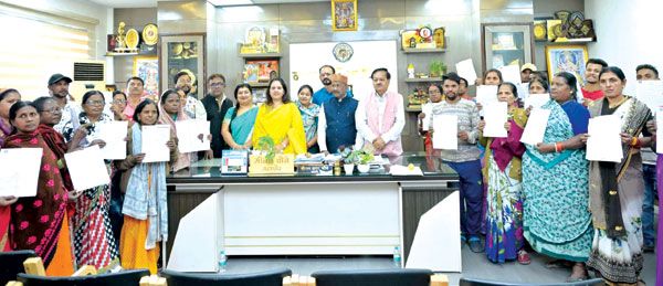 मोर जमीन मोर मकान 32 हितग्राहियों को भवन अनुज्ञा स्वीकृति पत्र