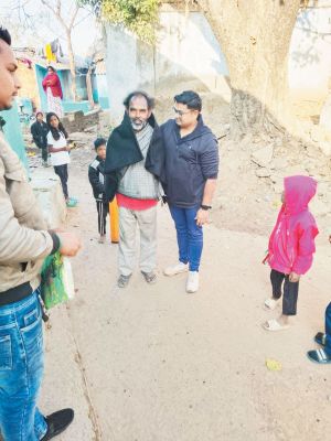 समाजसेवी सतीश यादव  ने बांटे कंबल