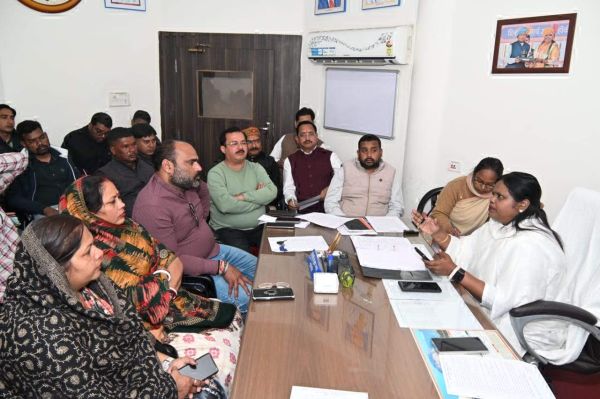 मेयर इन काउंसिल की बैठक में चौक-चौराहों की बदहाली पर महापौर नाराज, 26 जनवरी के पूर्व ठीक करने निर्देश