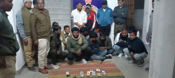 जुआ खेलते 17 आरोपी गिरफ्तार, डेढ़ लाख जब्त