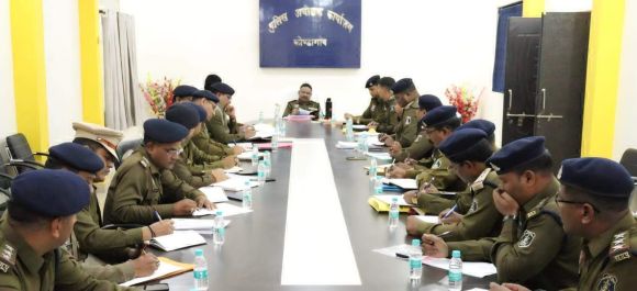 कानून व्यवस्था और अपराध नियंत्रण पर पुलिस की बैठक