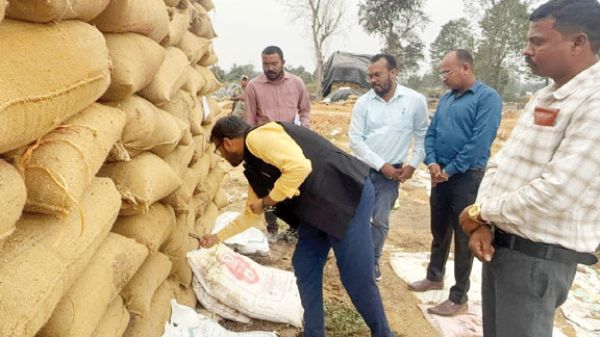 कलेक्टर ने नयापारा संग्रहण केंद्र का किया निरीक्षण