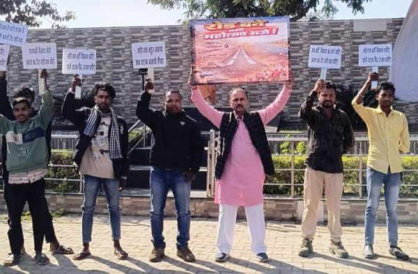 खराब सडक़ों को लेकर प्रदर्शन, महोत्सव से पहले निर्माण की मांग