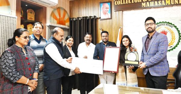 मृणाल को युवा रत्न सम्मान मिलने  के बाद बधाई देने तांता