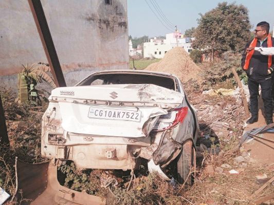 डिवाइडर से टकराई कार, एक की मौत, तीन घायल