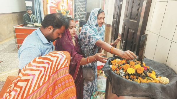 मकर संक्रांति पर नदी में लगाई डुबकी, मंदिरों में पूजा-अर्चना और दान-पुण्य