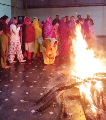 लोहड़ी पर अग्नि परिक्रमा कर सुख-समृद्धि की कामना