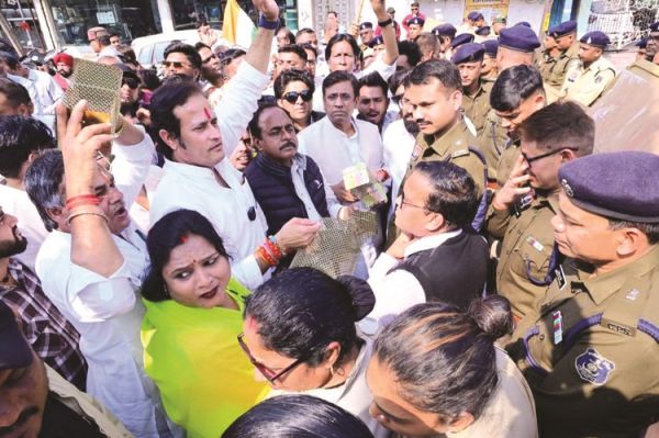 खाद्य मंत्री को चूहा दानी देने जा रहे कांग्रेसी आजाद चौक में रोके गए