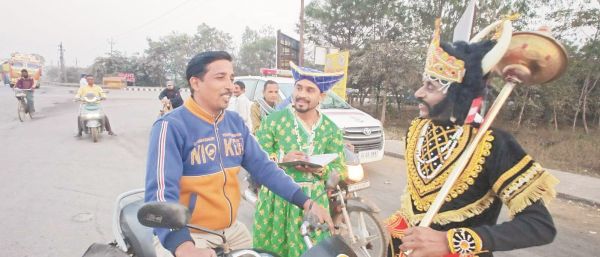 सडक़ सुरक्षा माह में नाटक के माध्यम से यातायात जागरूकता अभियान