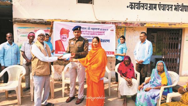 मानव उत्थान सेवा समिति ने सामान बांटे