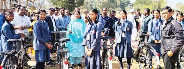 विधायक ने 76 छात्राओं को साइकिल वितरित की