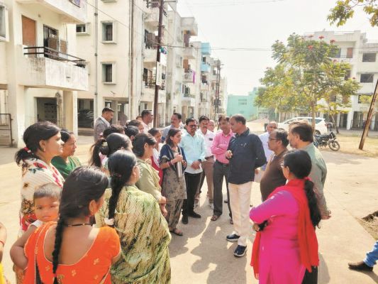 महापौर वार्डवासियों से हुए रूबरू पानी सप्लाई समस्या का समाधान करने निर्देश