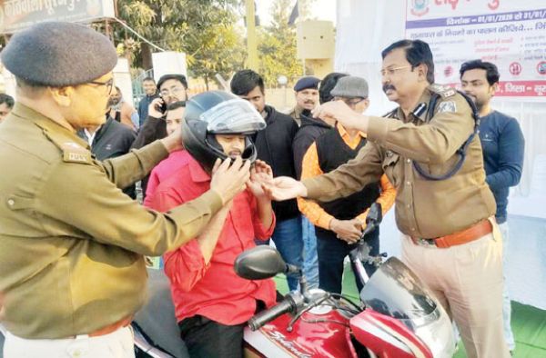 70 जरूरतमंदों को मिला हेलमेट, एसएसपी ने दिया सडक़ सुरक्षा का संदेश