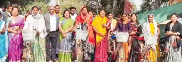 मंत्री लक्ष्मी राजवाड़े ने की 30 महिलाओं को साइकिल वितरित