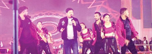 तातापानी महोत्सव: अनुज शर्मा की सुरीली आवाज पर झूमे दर्शक