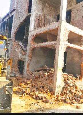 भाठागांव यूनी होम्स अनुमति के विपरीत निर्माणाधीन भवन को तोड़ा