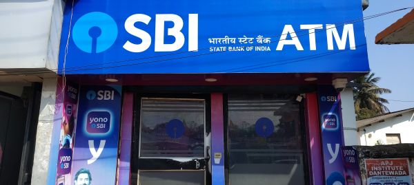 बैंक के एक काउंटर में कई सेवाएं, खाताधारक हलाकान