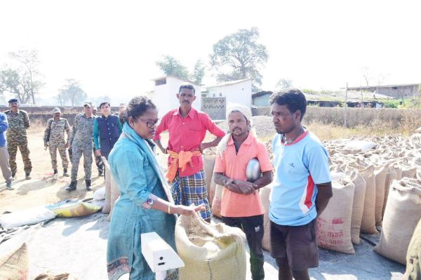 कलेक्टर ने केशकाल विखं के गांवों का किया सघन दौरा