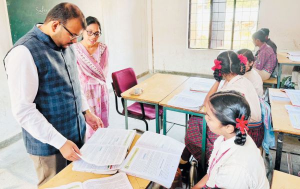 एजुकेशन सिटी का कलेक्टर ने किया निरीक्षण, ली बच्चों की क्लास