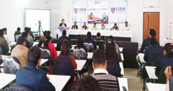 स्टार्टअप के माध्यम से हम नौकरी करने वाले  नहीं बल्कि नौकरी देने वाले बनेंगे-डॉ. स्वामी