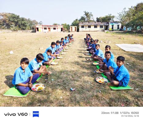 मकर संक्रांति पर न्योता भोज, बच्चों ने खेल-खेल में मनाया पर्व