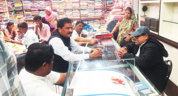 ज्वेलरी दुकान में लाखों की चोरी   विधायक ने की पीडि़त दुकानदार से मुलाकात