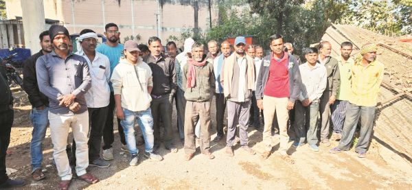 चार माह का तनख्वाह और ईपीएफ राशि जमा करने की मांग पर काम बंद