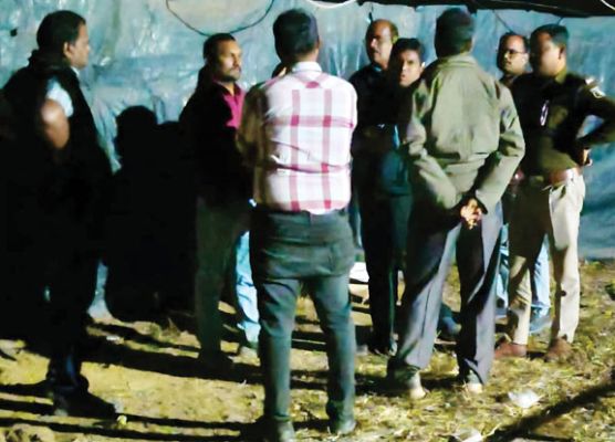 जिला विपणन अधिकारी के व्यवहार से आक्रोशित हुए ट्रक चालक