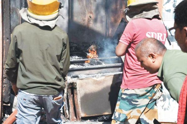 डीईओ आफिस में भयंकर आग, पूर्वान्ह तक धधकती रही, शिक्षक छात्रों से संबंधित कई पुराने दस्तावेज खाक